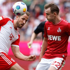 Jacob Christensen (r.) vom 1. FC Köln kämpft mit Harry Kane von Bayern München um den Ball.