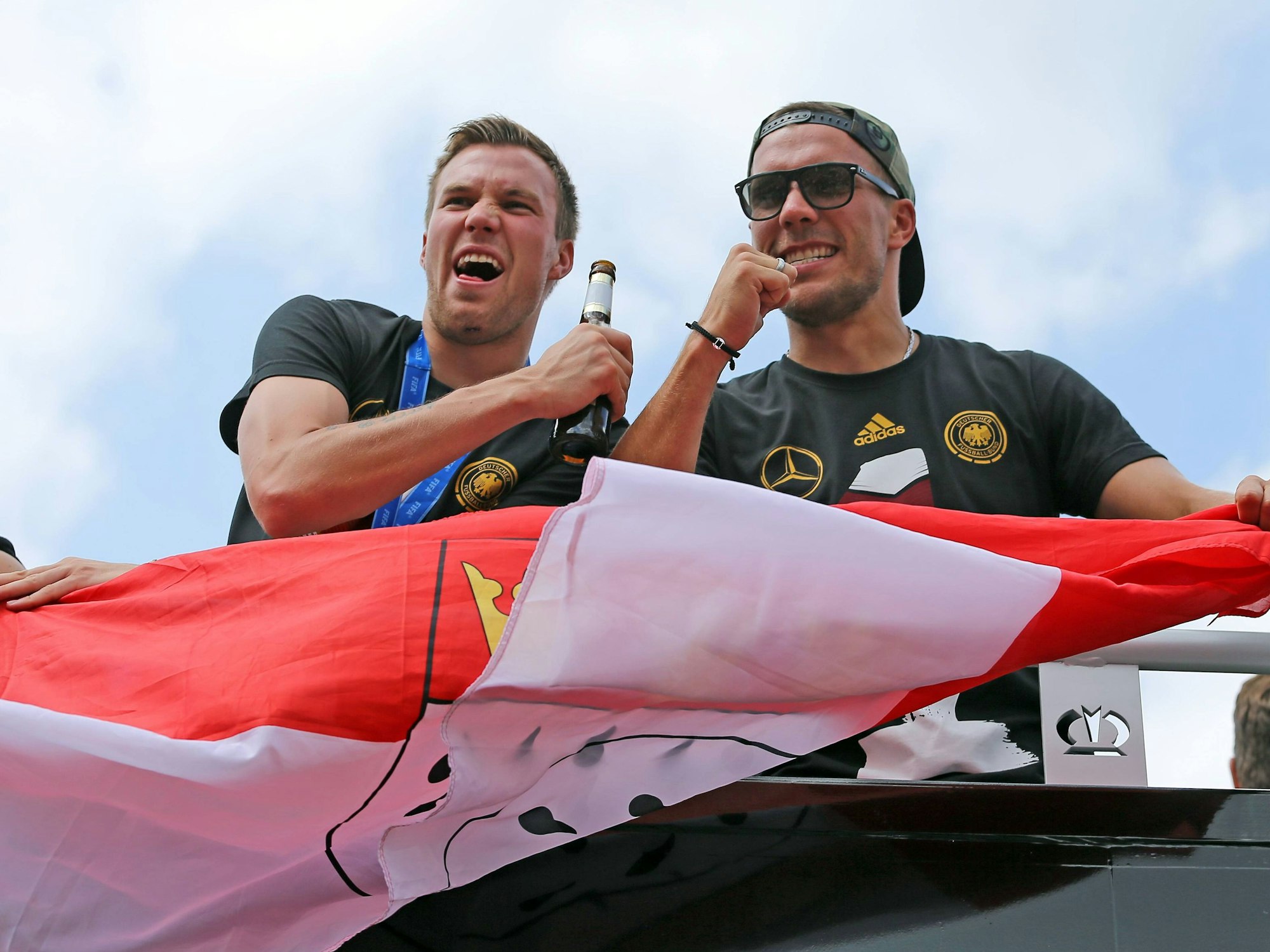 Kevin Großkreutz, links, rechts Lukas Podolski, auf dem Wagen nach der Fußball-Weltmeisterschaft 2014.