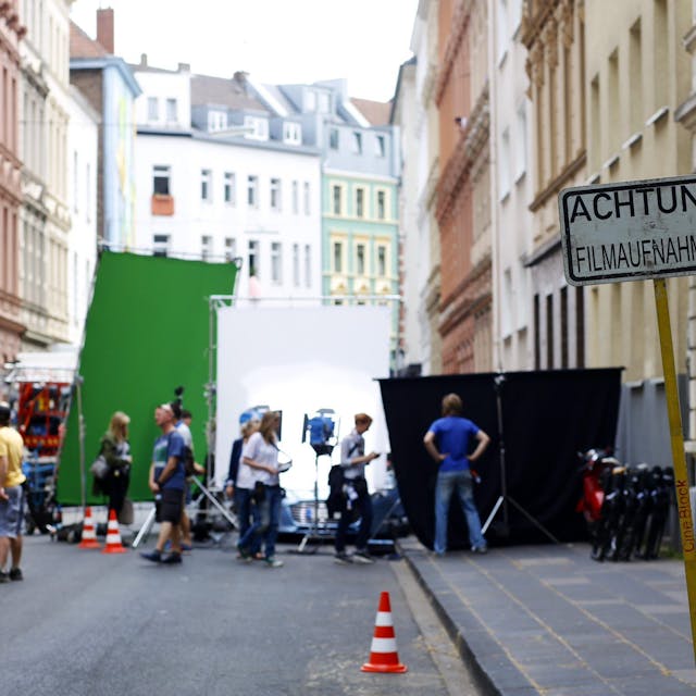 Filmteam steht in Köln auf einer Straße.
