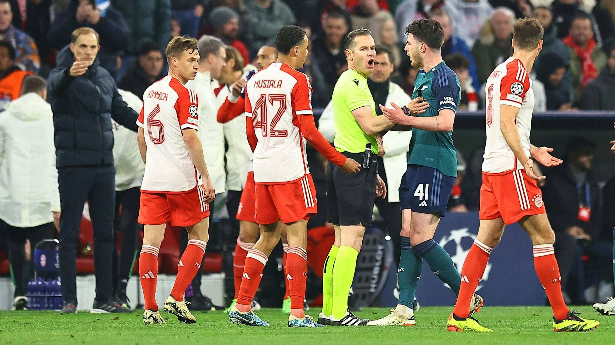 Danny Makkelie wird von mehreren Spielern nach einem Pfiff im Viertelfinale der Champion League zwischen Bayern München und dem FC Arsenal bedrängt.