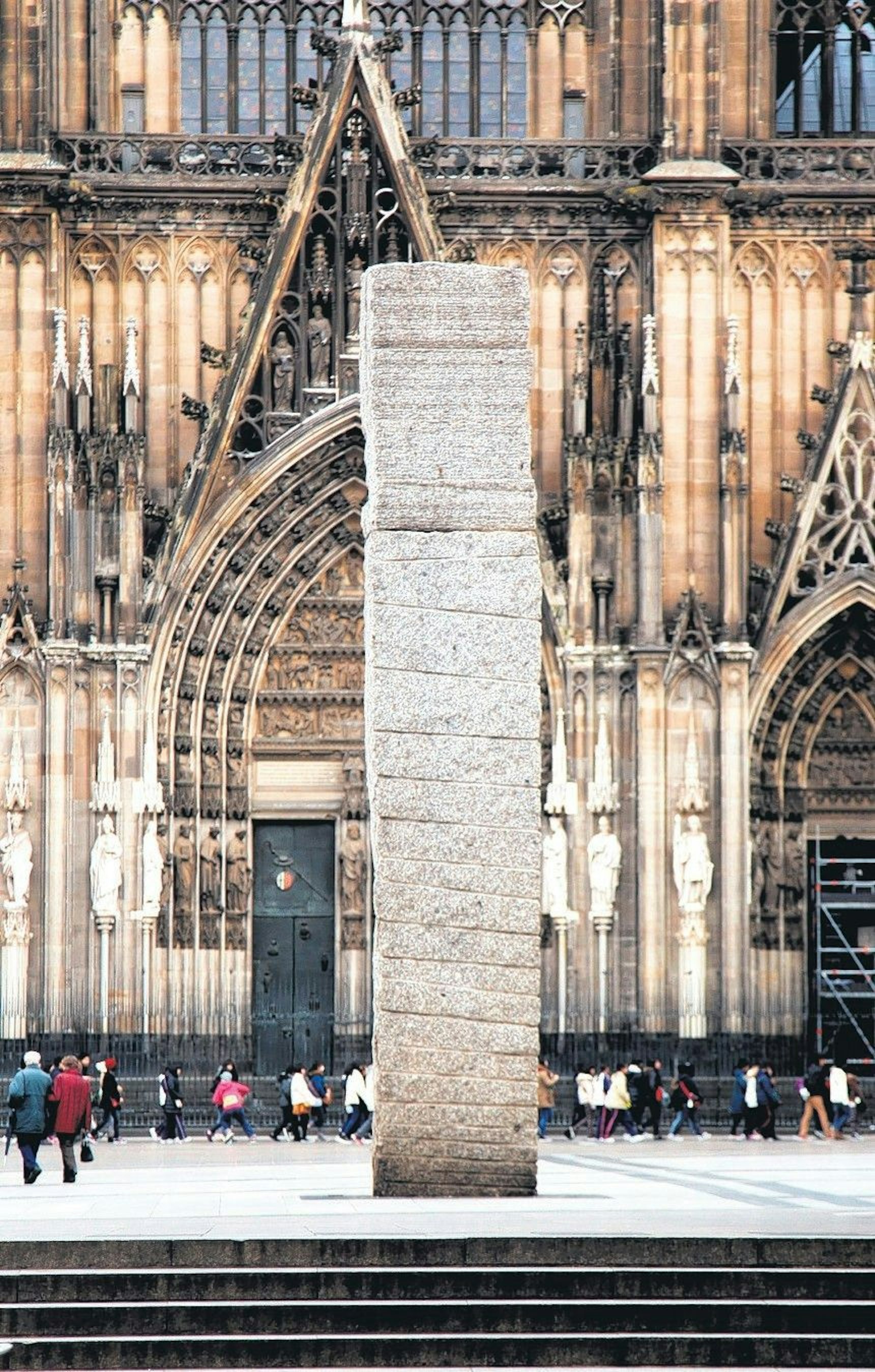Die zehn Meter hohe Säule ohne Gerüst, im Hintergrund der Dom