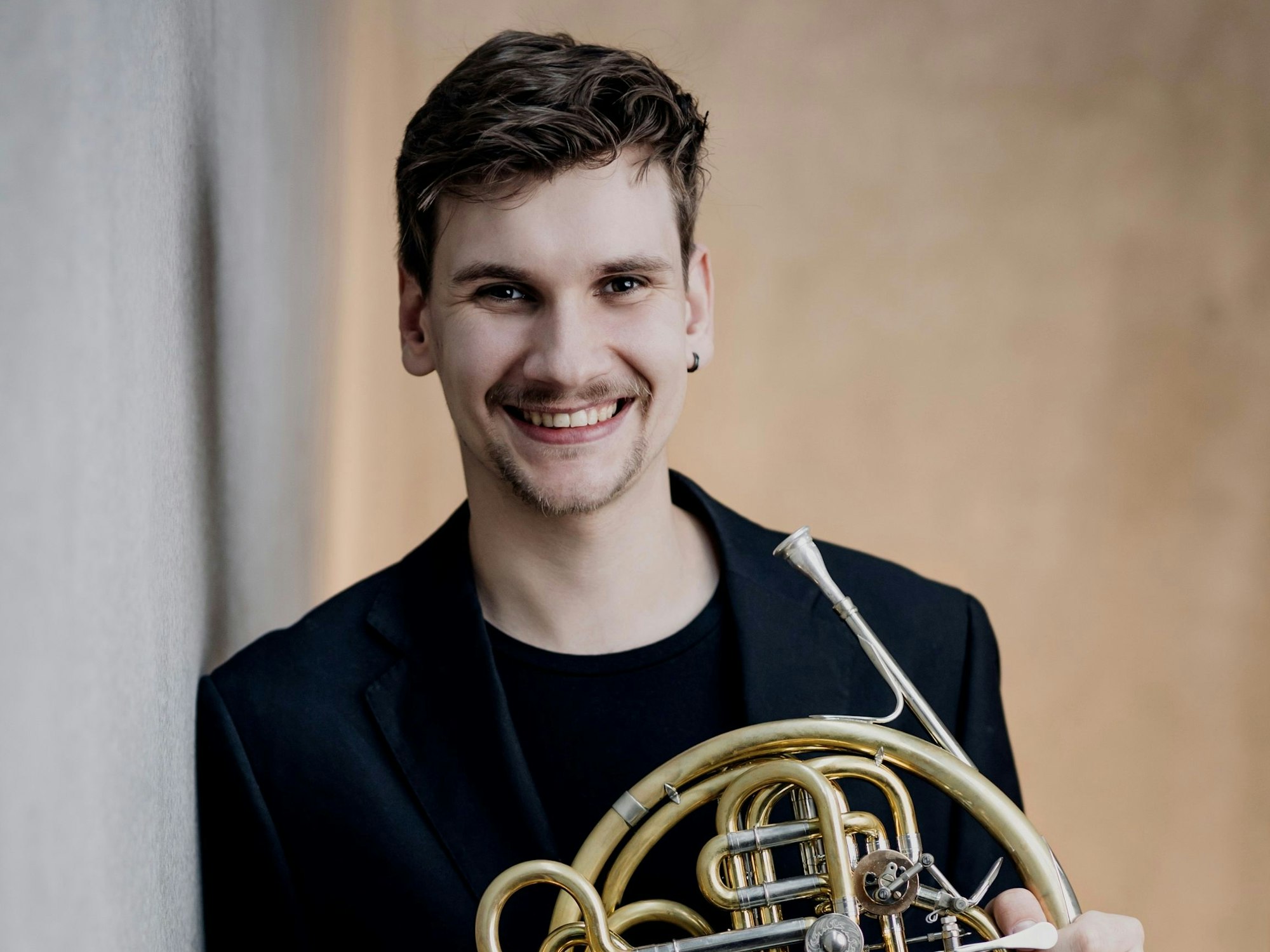 Der Musiker Achille Fait, der als Hornist im Gürzenich-Orchester Köln spielt