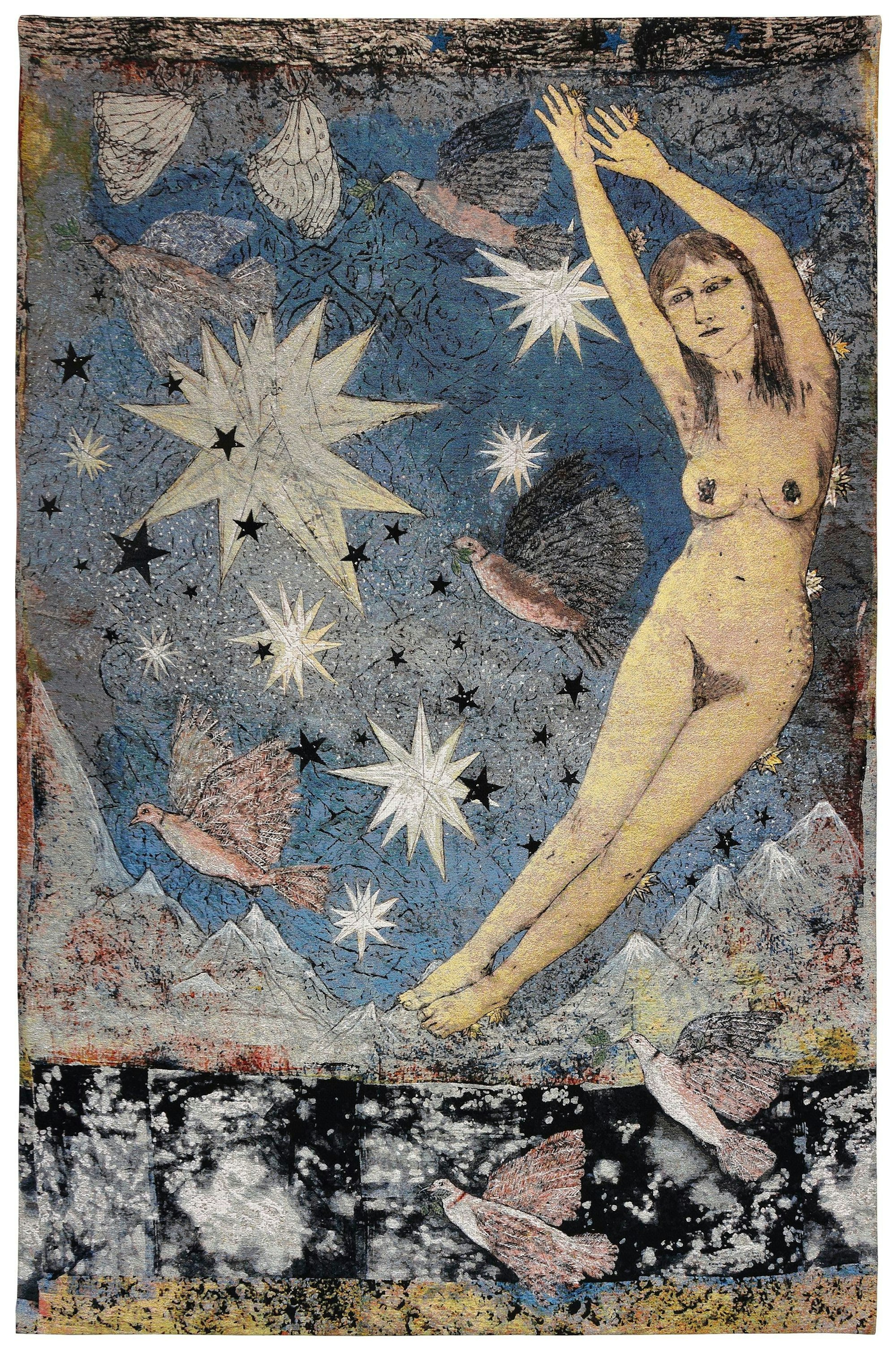 Das Bild zeigt eine Tapisserie von Kiki Smith, es ist ein Hochformat. Zu sehen ist eine nackte, schwebende Frau, die die Arme nach oben streckt. Um sie herum fliegen Tauben. Im Hintergrund Sterne, Berge und ein See. Das Bild hat etwas Sakrales.