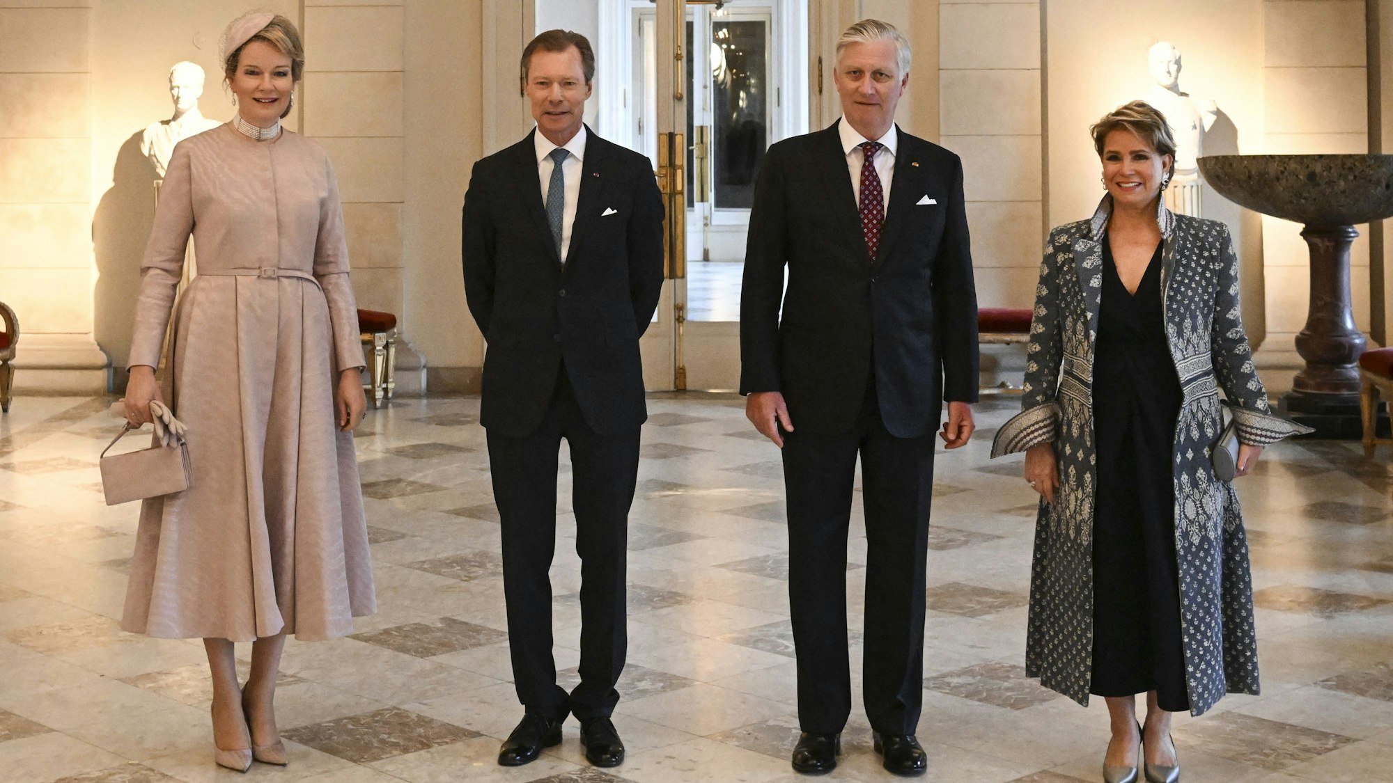 Königin Mathilde, Großherzog Henri, König Philippe und Großherzogin Maria-Teresa bei der Willkommenszeremonie.