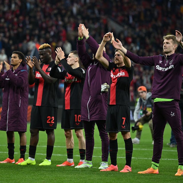 Die Spieler von Bayer Leverkusen jubeln nach dem 2:0-Sieg.