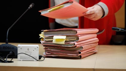 Blick auf einen Stapel Prozessakten im Sitzungssaal im Landgericht Bielefeld.