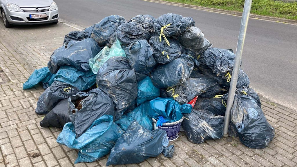 Rund 50 blaue Müllsäcke türmen sich auf der Straße