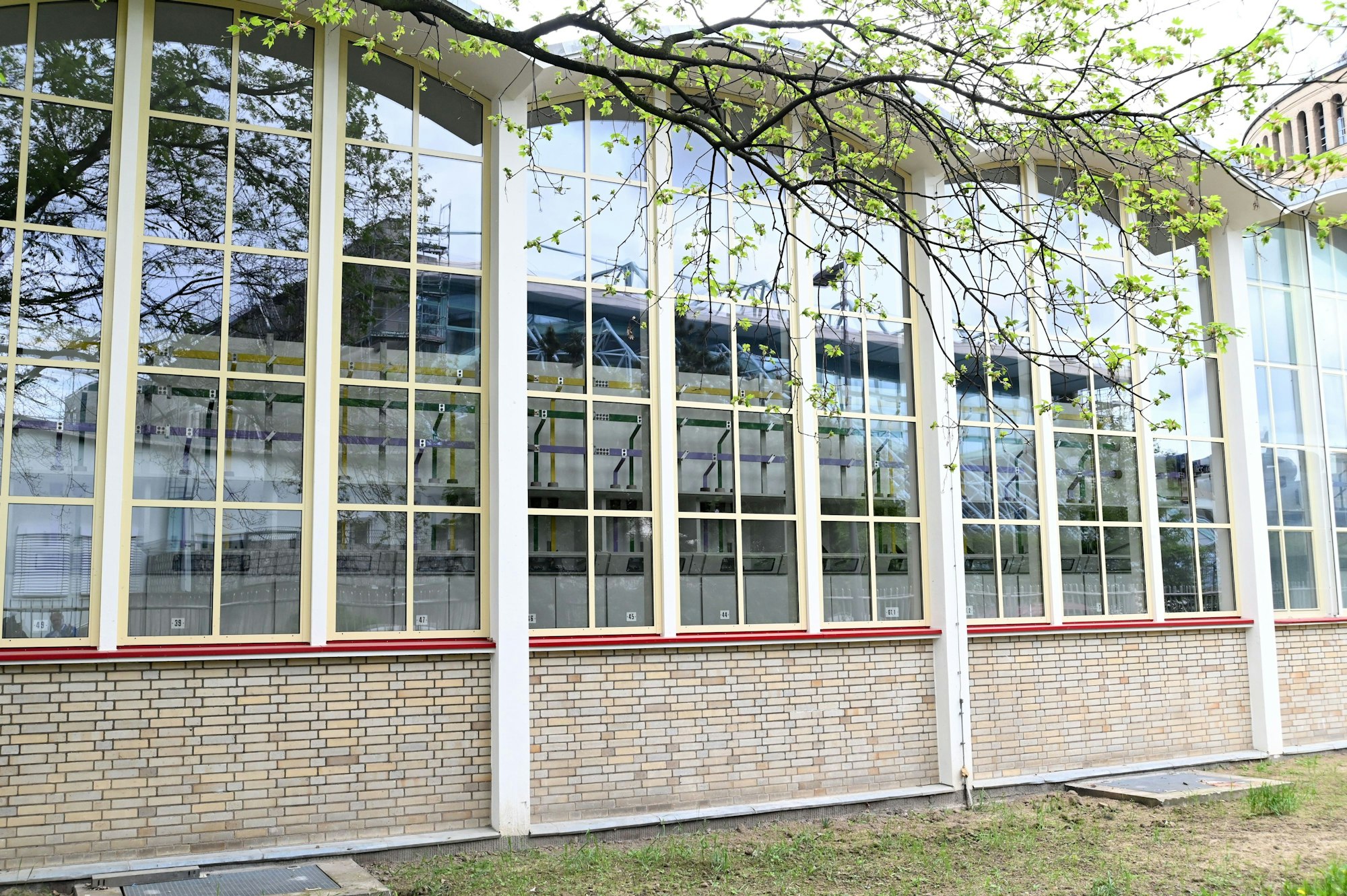 Große Bogenfenster mit Sprossen sind zu sehen von der Fassade des Umpannwerks Mitte.