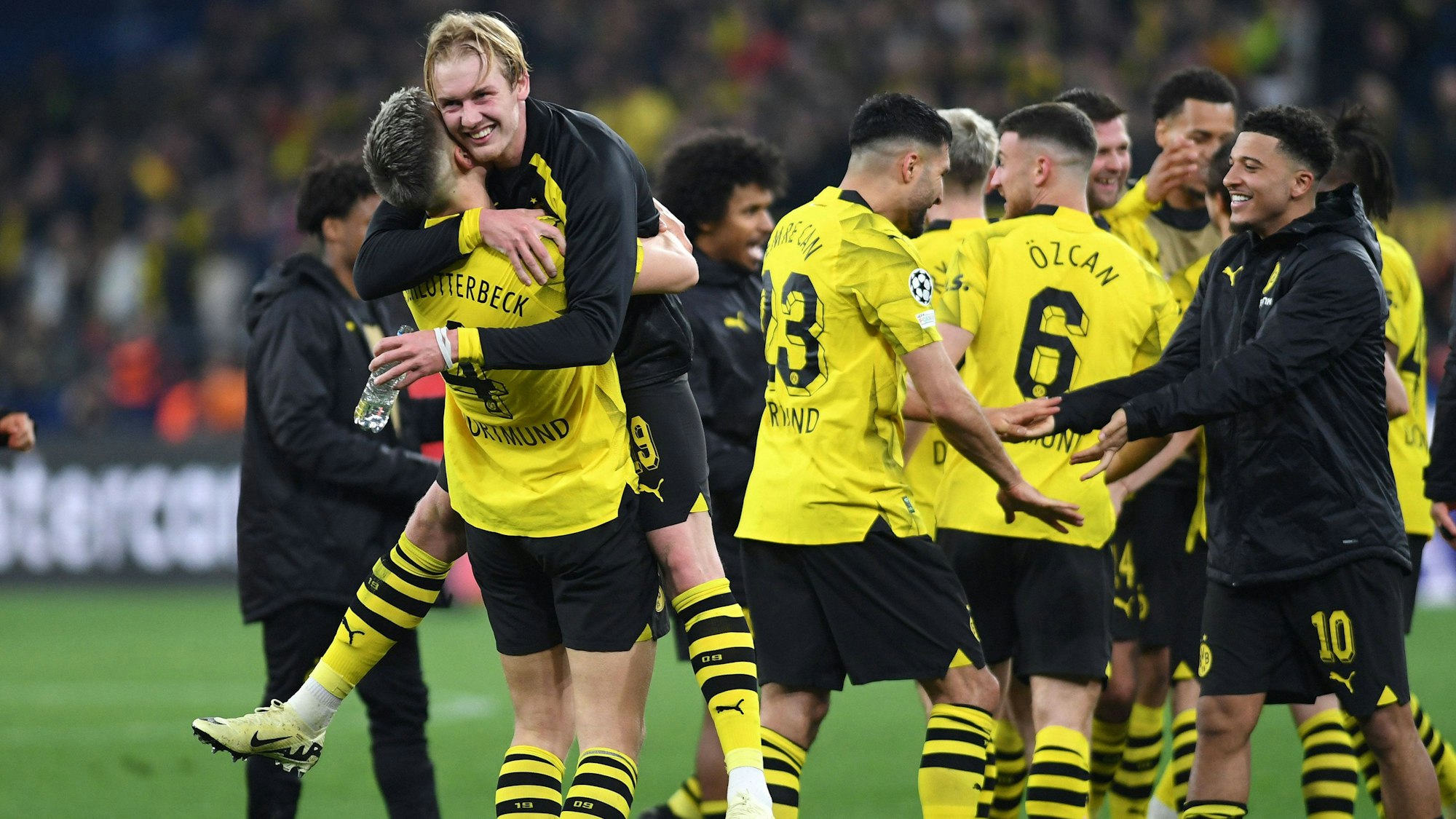 Jubel in Dortmund: Torschütze Julian Brandt feiert zusammen mit Nico Schlotterbeck. Nach dem Dortmunder 4:2-Sieg gegen Atletico Madrid sorgte eine Szene für Empörung.