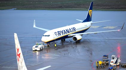 Eine Passagiermaschine der Fluggesellschaft Ryanair steht auf dem Flughafen Köln/Bonn (Symbolfoto).