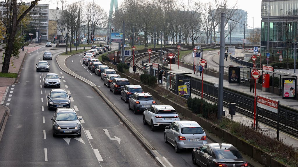 Viele Autos stehen im Bereich der KVB-Haltesteller Deutzer Freiheit direkt an der Deutzer Brücke in Köln.