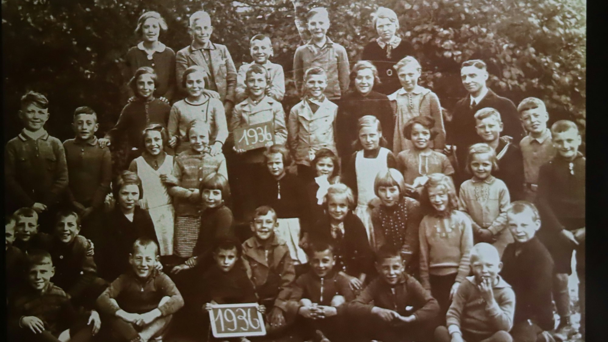 Zu sehen ist ein Gruppenbild der einstigen Schulklasse von Willi Schreiber.