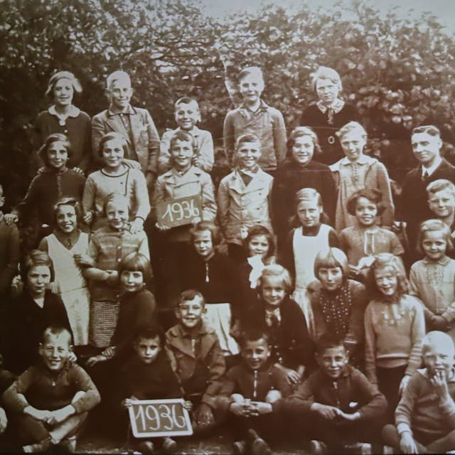 Zu sehen ist ein Gruppenbild der einstigen Schulklasse von Willi Schreiber.