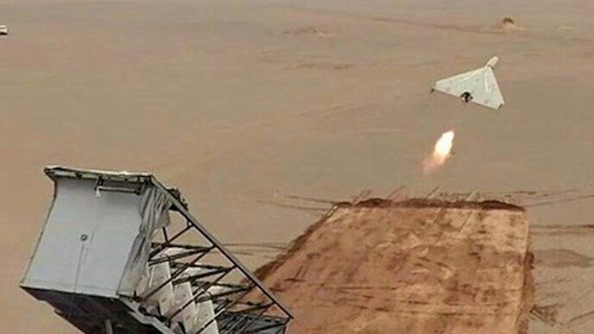 Eine iranische Drohne beim Start während des Großangriffs auf Israel. Gegen das Drohnenprogramm des Landes wurden weitere Sanktionen verhängt.