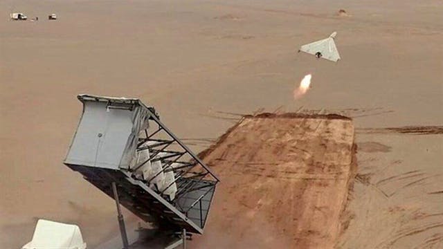 Eine iranische Drohne beim Start während des Großangriffs auf Israel. Gegen das Drohnenprogramm des Landes wurden weitere Sanktionen verhängt.