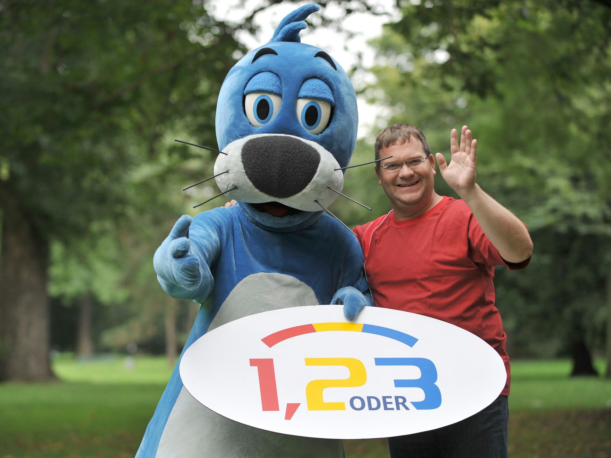 Der Moderator Elton und die blaue Robbe Piet Flosse posieren im Rahmen eines Pressetermins für die Sendung „1,2 oder 3" in Köln, hier im August 2010.