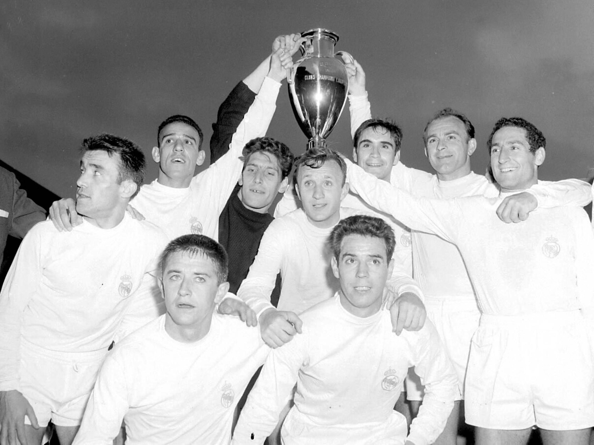 Real Madrids Team feiert den Sieg mit dem Pokal.