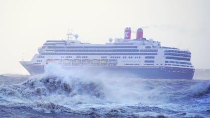 Ein Kreuzfahrtschiff fährt im Sturm.