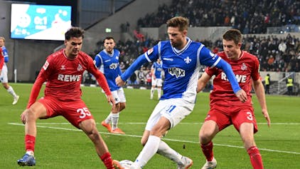 FC-Youngster Max Finkgräfe (l.) und Verteidiger Dominique Heintz (r.) im Hinspiel am 1. Dezember 2023 gegen den SV Darmstadt 98 im Zweikampf mit Tobias Kempe.