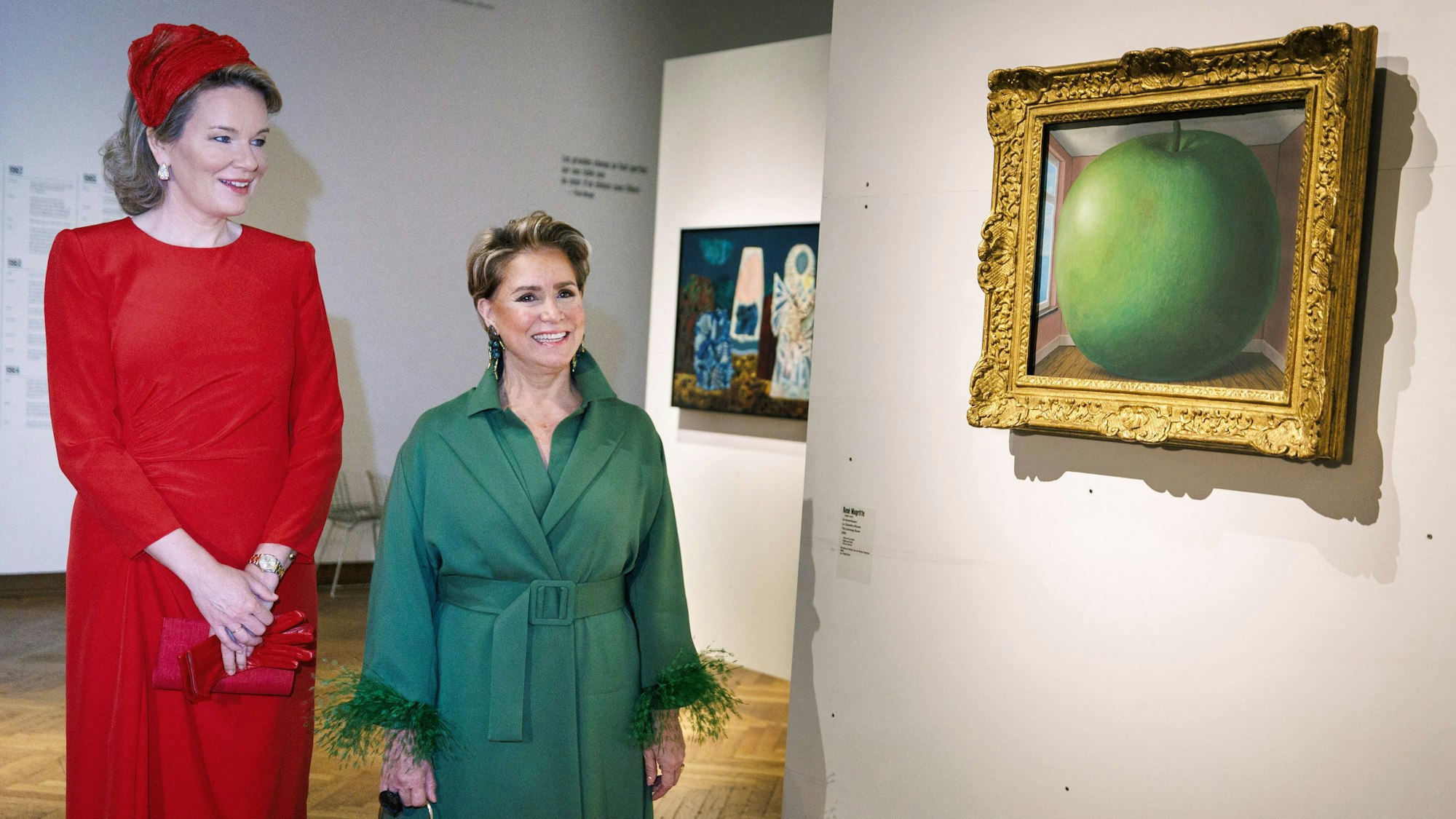 Königin Mathilde und Großherzogin Maria-Teresa beim Besuch des Bozar Centre for Fine Arts. Rechts ein Gemälde von Rene Magritte.