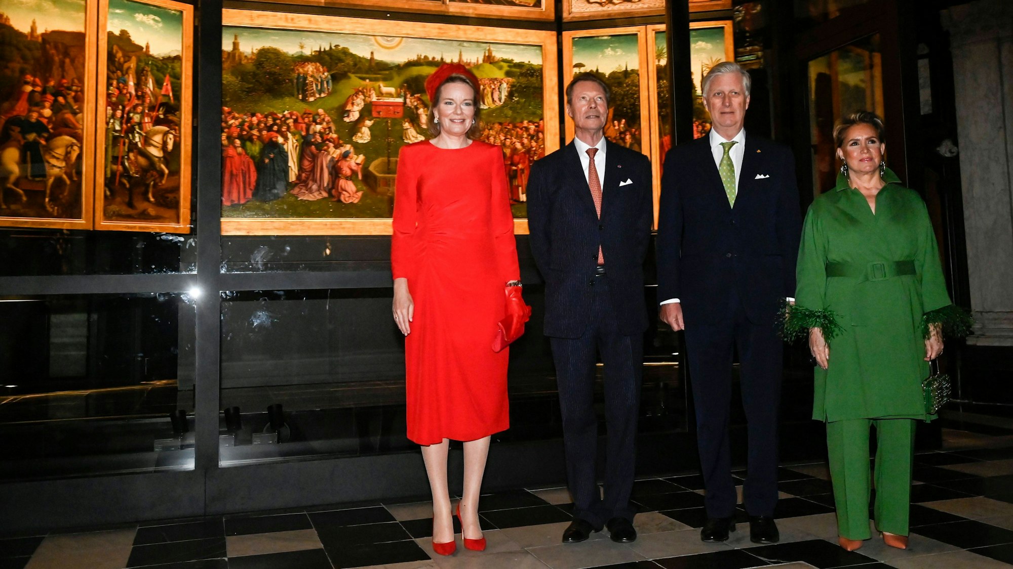 Königin Mathilde, Großherzog Henri, König Philippe und Großherzogin Maria-Teresa vor dem Genter Altar.