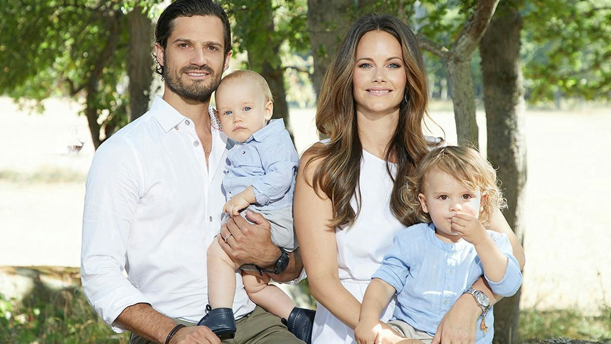 Prinz Carl Philip und seine Frau Prinzessin Sofia mit den kleinen Prinzen Gabriel und Alexander.