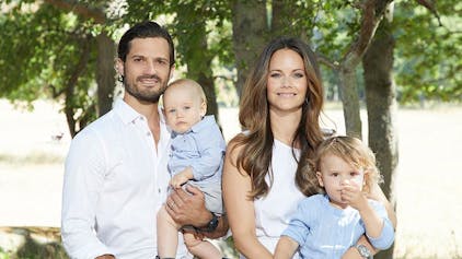 Prinz Carl Philip und seine Frau Prinzessin Sofia mit den kleinen Prinzen Gabriel und Alexander.
