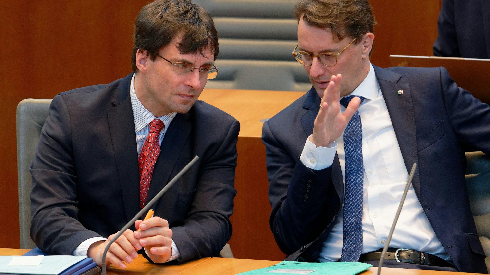 Marcus Optendrenk, Finanzminister des Landes Nordrhein-Westfalen (links, CDU), und Hendrik Wüst, Ministerpräsident von NRW (r.) sitzen bei einer Aktuellen Stunde im Landtag von Nordrhein-Westfalen im Plenum.