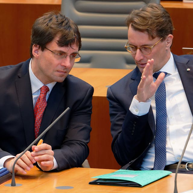 Marcus Optendrenk, Finanzminister des Landes Nordrhein-Westfalen (links, CDU), und Hendrik Wüst, Ministerpräsident von NRW (r.) sitzen bei einer Aktuellen Stunde im Landtag von Nordrhein-Westfalen im Plenum.