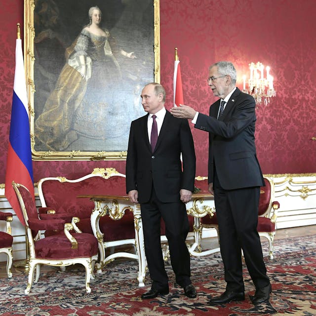 Juni 2018: Wladimir Putin (l.) wird von Alexander Van der Bellen in der Wiener Hofburg empfangen.