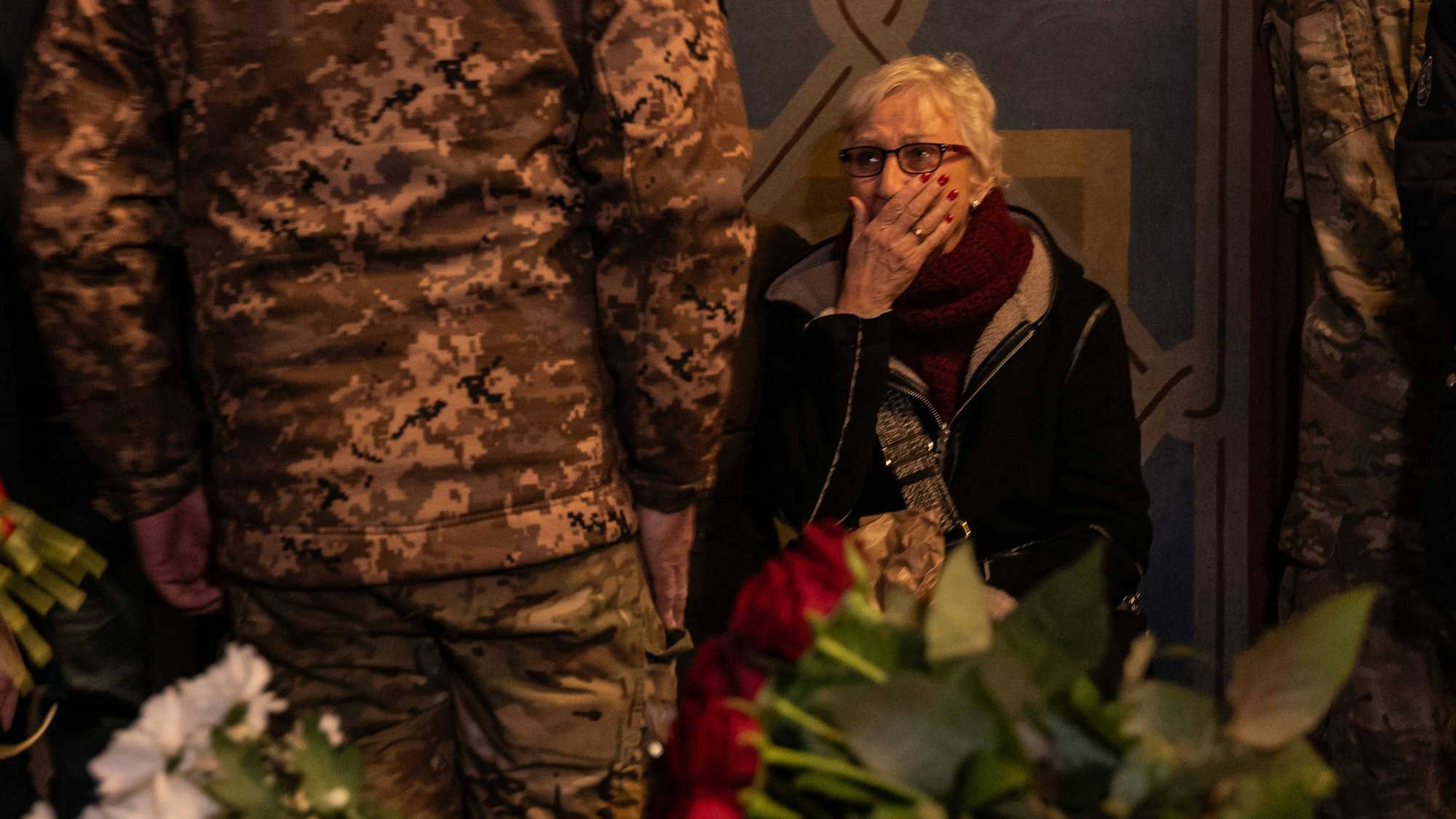 Ula Wagner am offenen Sarg ihrer Tochter bei der Beisetzung in Kiew.