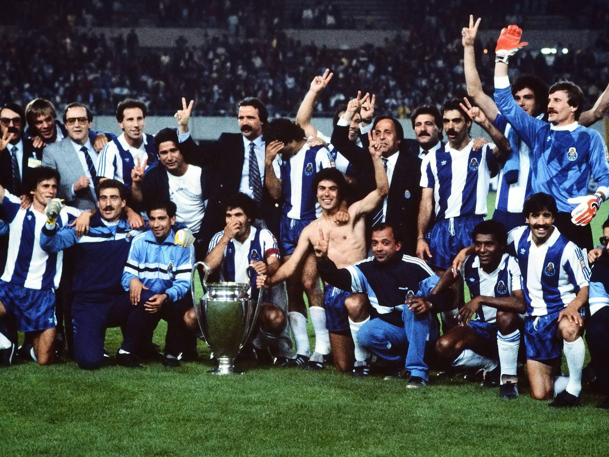 Die Mannschaft vom FC Porto feiert mit dem Pokal.