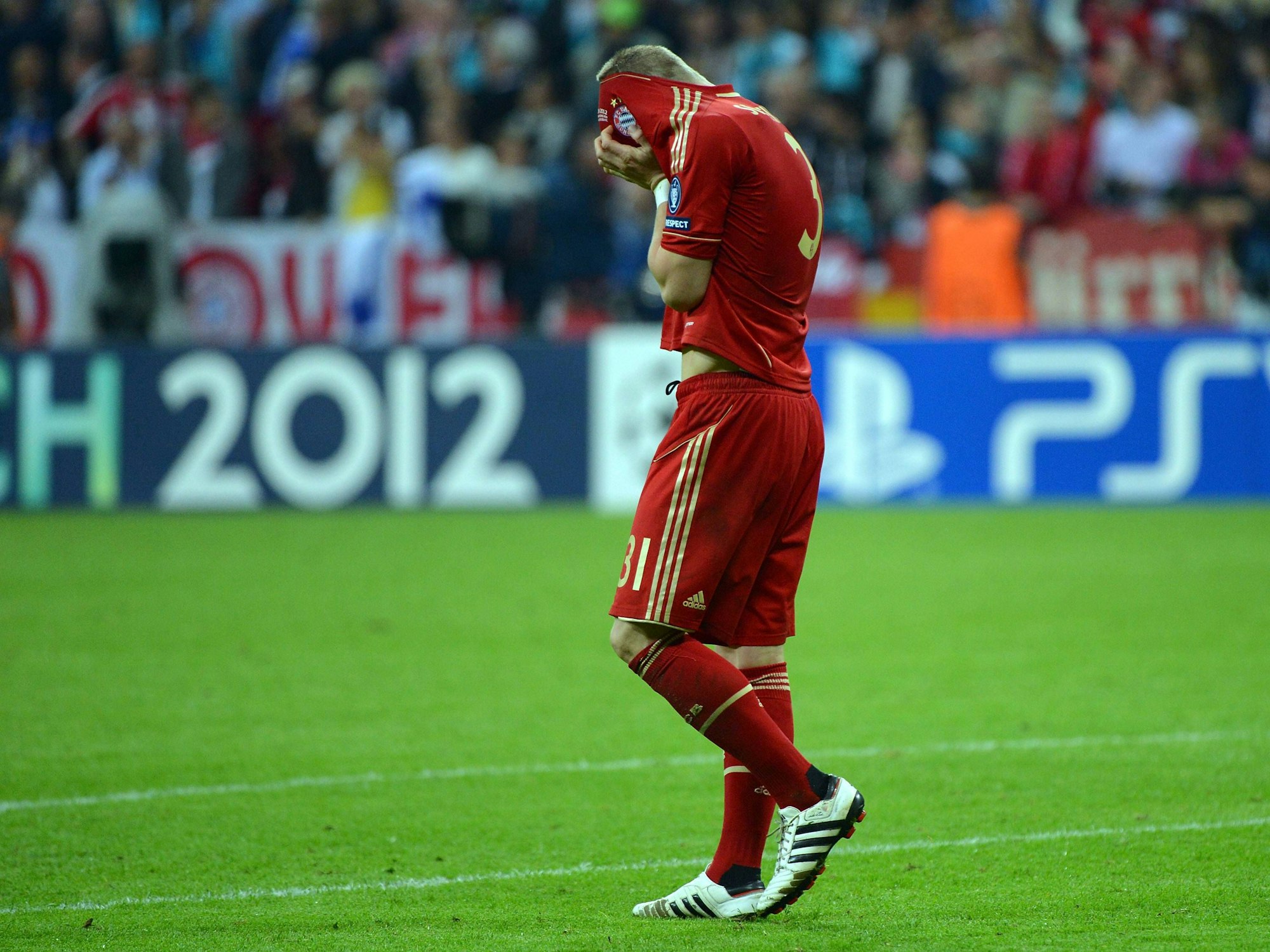 Bastian Schweinsteiger (FC Bayern München) ist nach der Final-Niederlage im eigenen Stadion sehr enttäuscht.