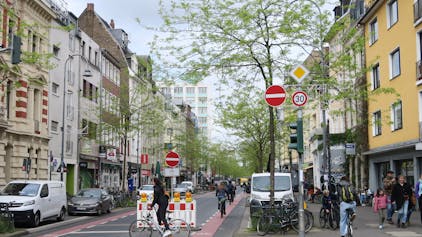 Nach der Umwidmung zur Einbahnstraße prophezeien einige Geschäftsleute wieder den Untergang der Venloer Straße. 