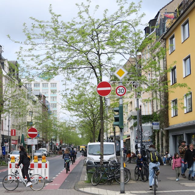 Nach der Umwidmung zur Einbahnstraße prophezeien einige Geschäftsleute wieder den Untergang der Venloer Straße. 
