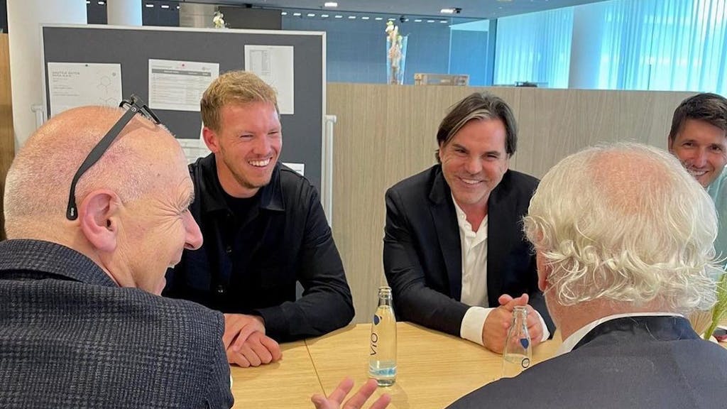 Julian Nagelsmann mit Volker Struth, Bernd Neuendorf und Sportdirektor Rudi Völler.