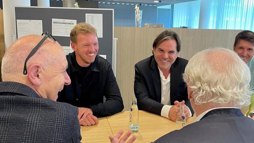 Julian Nagelsmann mit Volker Struth, Bernd Neuendorf und Sportdirektor Rudi Völler.