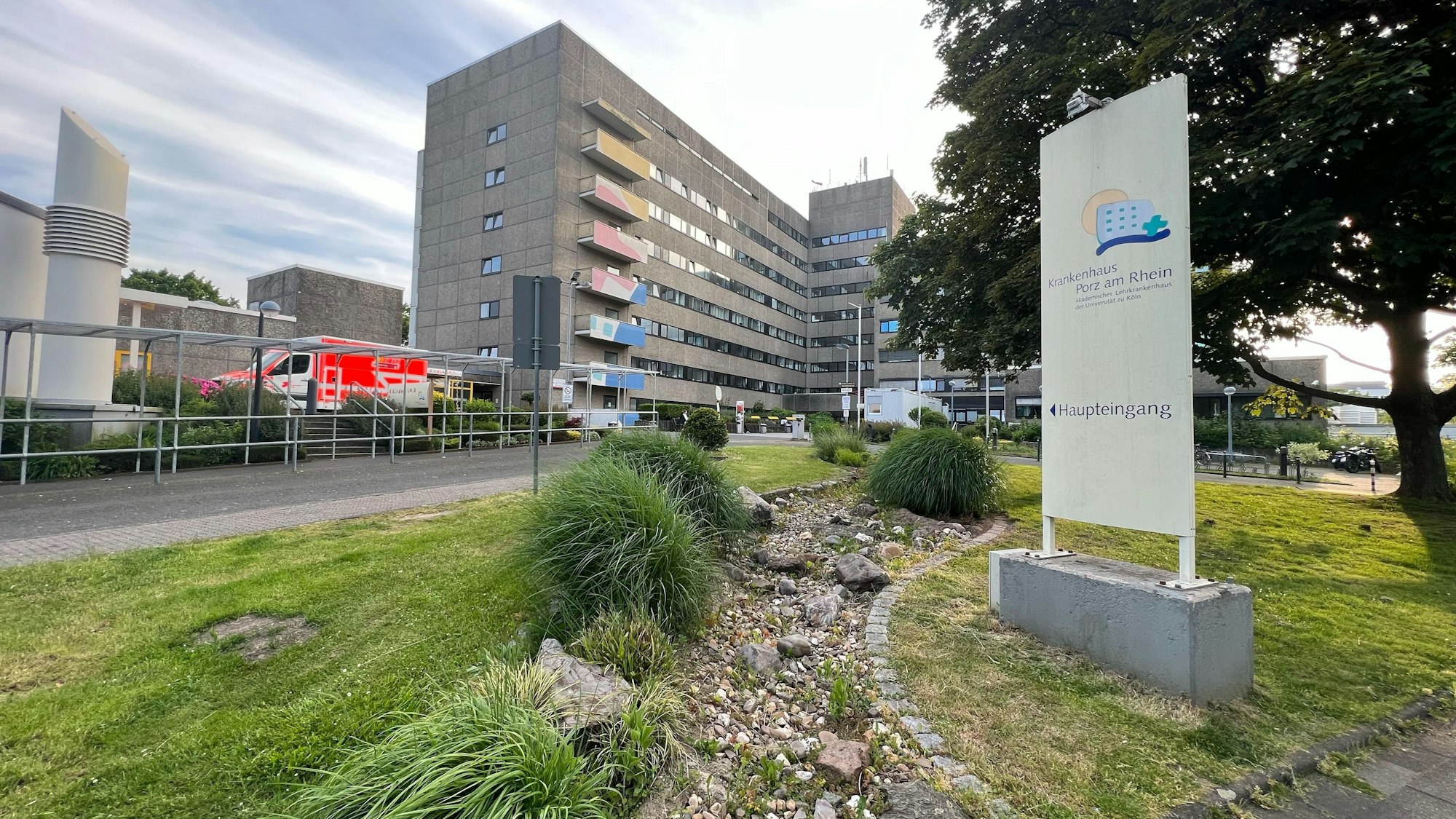 Blick auf das Krankenhaus Porz. Foto von René Denzer