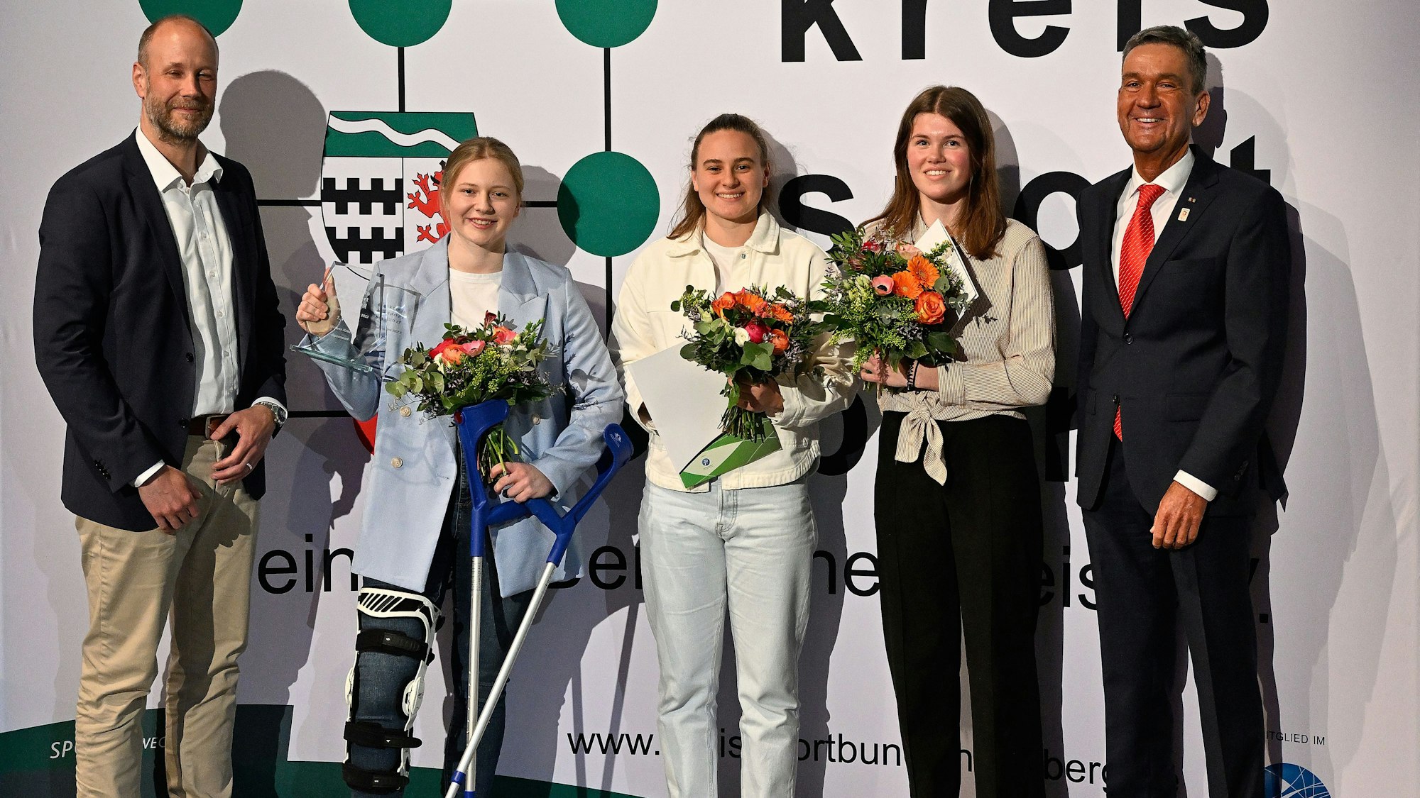 Ehrung der Sportlerinnen des Jahres mit Michael Greuel, Victoria Krause, Alma Demiri, Jule Roß, Rüdiger Oppers.