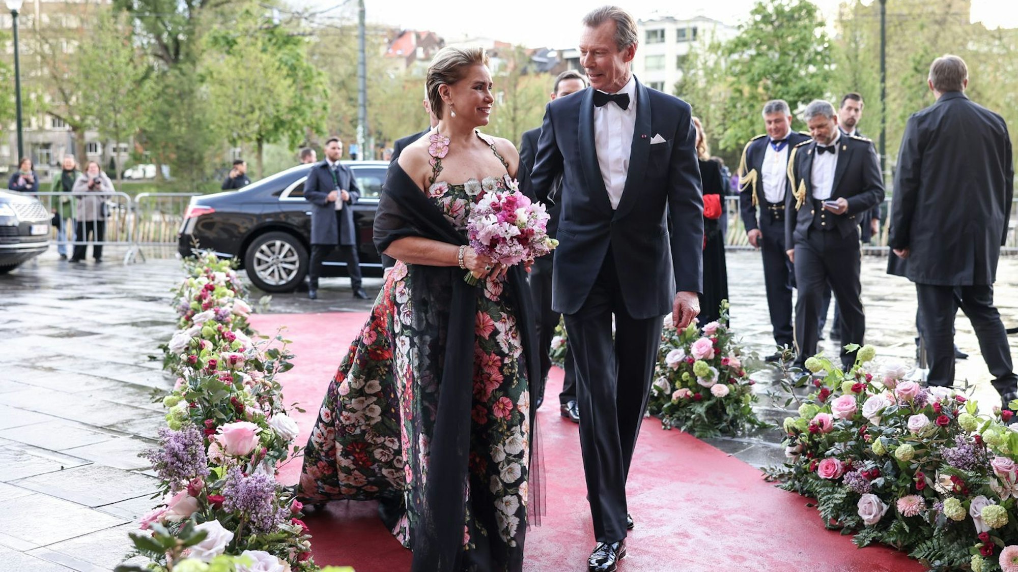 Großherzog Henri mit seiner Frau Großherzogin Maria Teresa von Luxemburg auf dem roten Teppich.