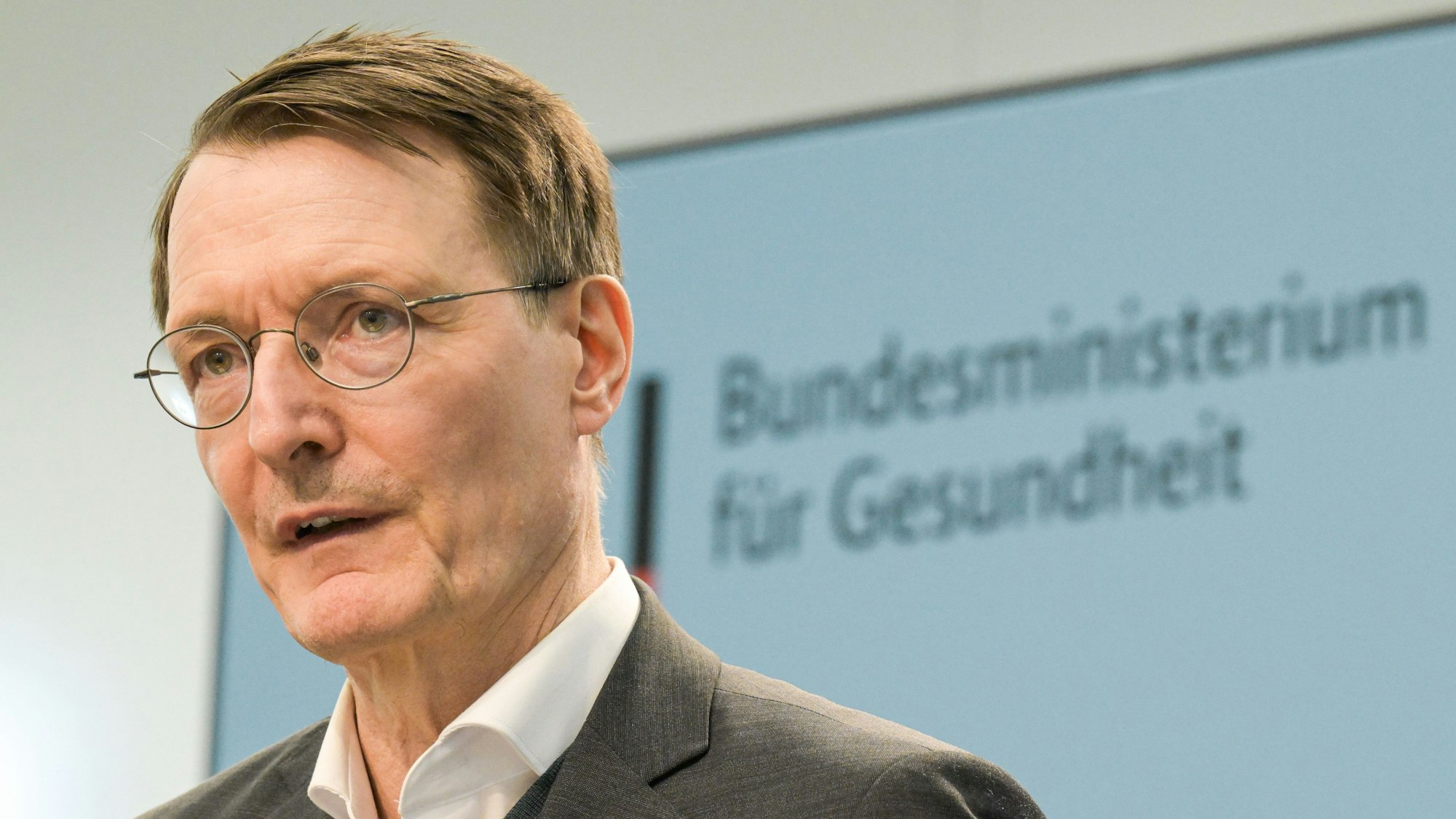 17.04.2024, Berlin: Karl Lauterbach (SPD), Bundesminister für Gesundheit, spricht auf der Pressekonferenz.