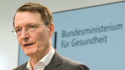17.04.2024, Berlin: Karl Lauterbach (SPD), Bundesminister für Gesundheit, spricht auf der Pressekonferenz.&nbsp;