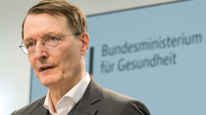 17.04.2024, Berlin: Karl Lauterbach (SPD), Bundesminister für Gesundheit, spricht auf der Pressekonferenz.&nbsp;