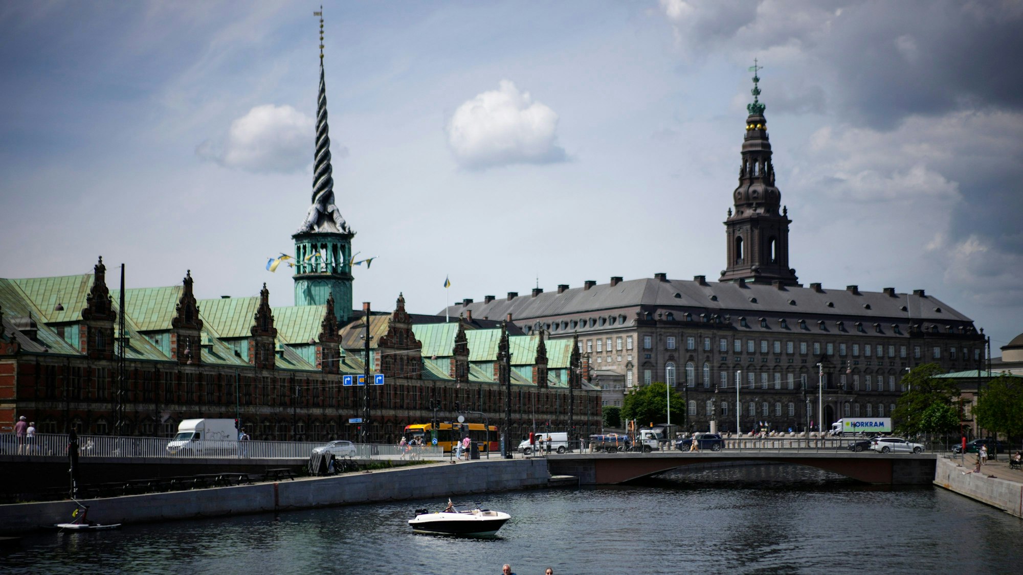 Die alte Börse in Kopenhagen (links), eines der ältesten Gebäude Kopenhagens, ist nach einem Großbrand teilweise eingestürzt. (Archivbild)