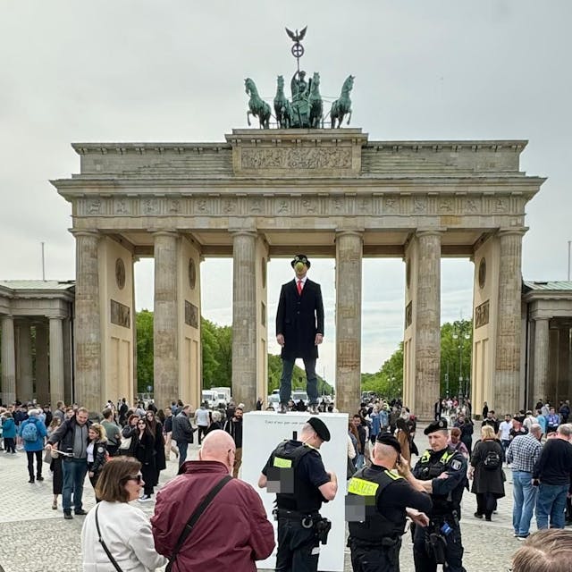 Kölns CDU-Vize Thomas Schneider bei seiner Aktion vor dem Brandenburger Tor.