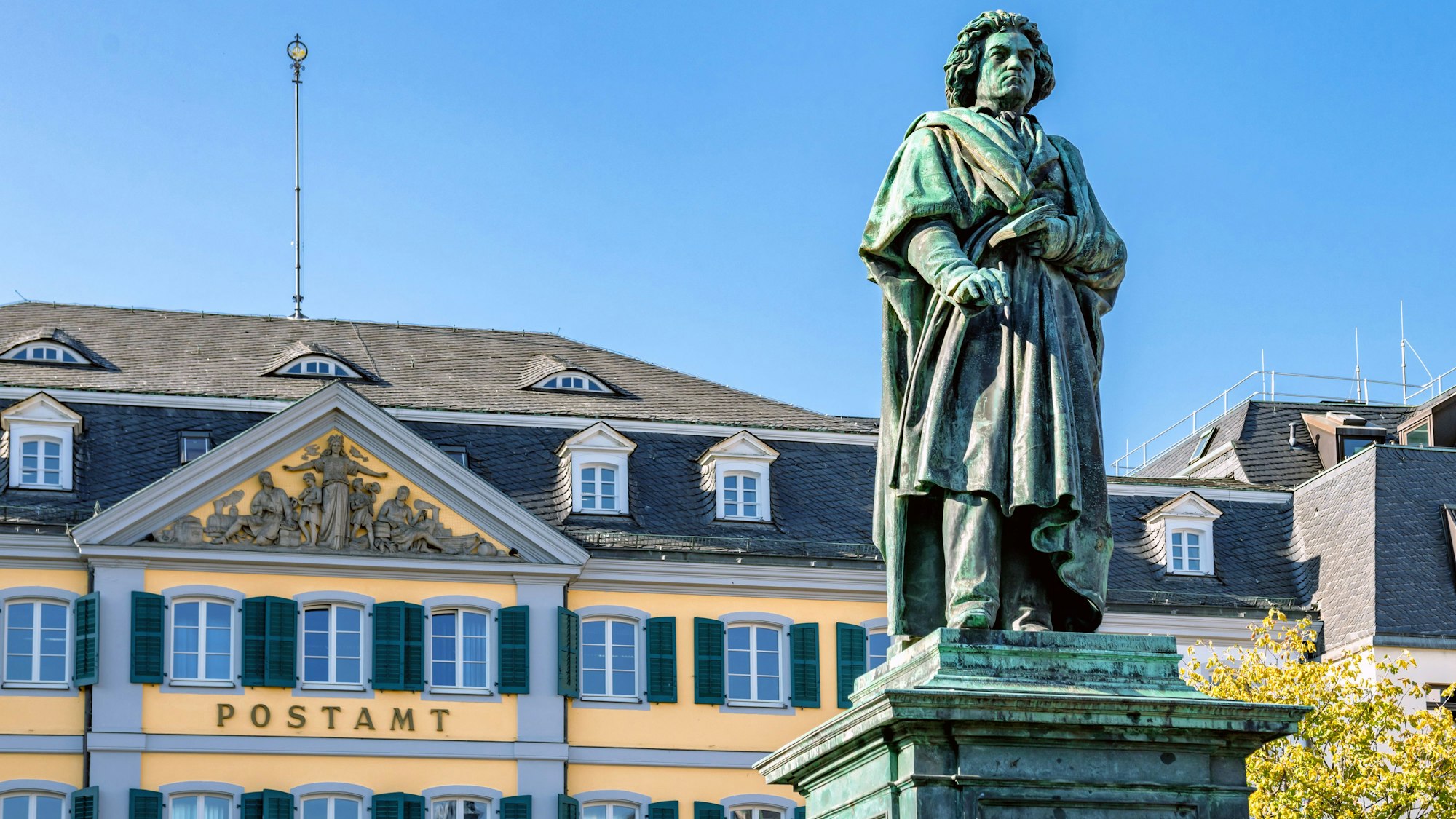 Die Statue von Ludwig van Beethoven auf dem Bonner Münsterplatz.