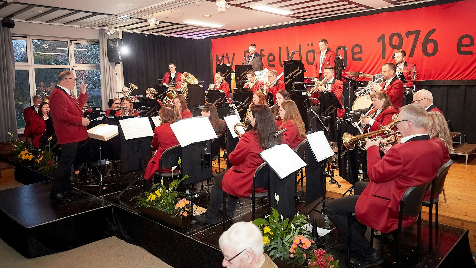 Die Musiker des Musikvereins Eifelklänge auf der Bühne des Dorfsaals in Herhahn.