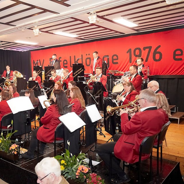 Die Musiker des Musikvereins Eifelklänge auf der Bühne des Dorfsaals in Herhahn.