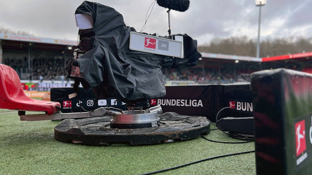Das Symbolfoto zeigt eine TV-Kamera im Stadion des 1. FC Heidenheim.
