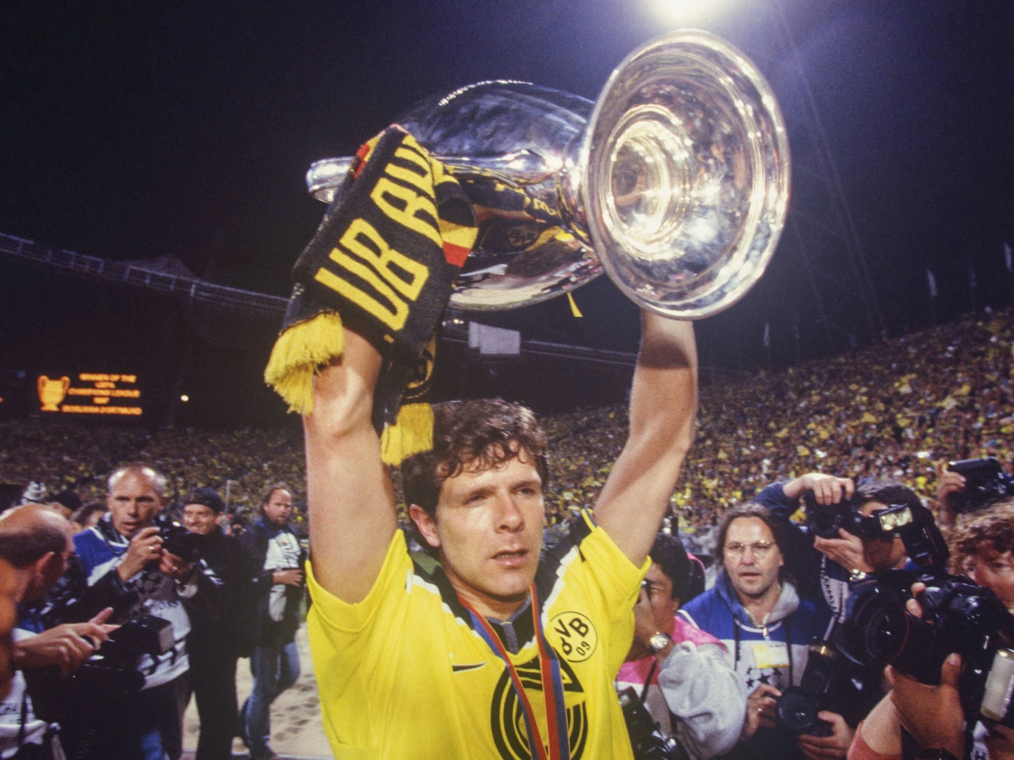 Andreas Möller mit dem Pokal nach dem Gewinn der Champions League.